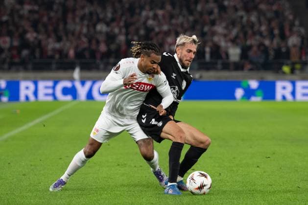 from left in duel Lorenz Assignon VfB Stuttgart, 22 , Oscar Mingueza Celta Vigo, 03 GER, VfB Stuttgart vs Celta Vigo, Football, UEFA Europa League, Men, Matchday 1, Season 2025 2026, 25 09 2025, GER, VfB Stuttgart vs Celta Vigo, Football, UEFA Europa League, Men, Matchday 1, Season 2025 2026, 25 09 2025 Stuttgart Copyright: xEibner-Pressefoto WolfgangxFrankx EP_WFK