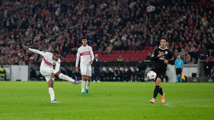 Goal kick, Lorenz Assignon VfB Stuttgart, 22 re Pablo Duran Celta Vigo, 18 GER, VfB Stuttgart vs Celta Vigo, Football, UEFA Europa League, Men, Matchday 1, Season 2025 2026, 25 09 2025, GER, VfB Stuttgart vs Celta Vigo, Football, UEFA Europa League, Men, Matchday 1, Season 2025 2026, 25 09 2025 Stuttgart Copyright: xEibner-Pressefoto WolfgangxFrankx EP_WFK