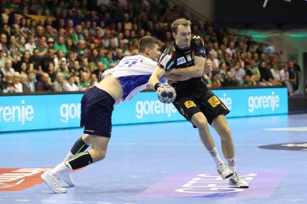 25 09 2025, xtgx, Handball, EHF Champions League, SC Magdeburg Wisla Plock v l Kiryl Samoila Plock, 21 , Felix Claar Magdeburg, 7 duel, duel, fight, tackle Magdeubrg