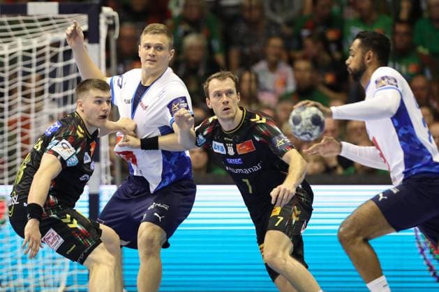 25 09 2025, xtgx, Handball, EHF Champions League, SC Magdeburg Wisla Plock v l Elvar Orn Jonsson Magdeburg, 19 , Dawid Dawydzik Plock, 33 , Felix Claar Magdeburg, 7 duel, duel, fight, tackle Magdeubrg