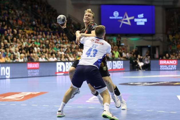 25 09 2025, xtgx, Handball, EHF Champions League, SC Magdeburg Wisla Plock v l Gisli Thorgeir Kristjansson Magdeburg, 10 , Zoran Ilic Plock, 43 duel, duel, fight, tackle Magdeubrg