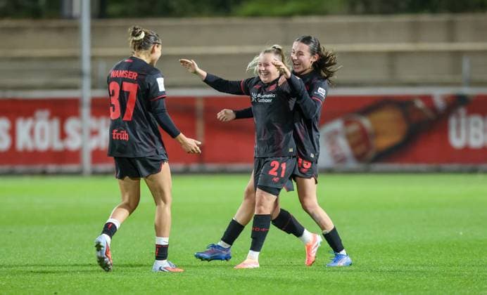 DEU, Leverkusen, Bayer Leverkusen v Eintracht Frankfurt, Google Pixel Bundesliga, DFB, Saison 2526, Ulrich Haberland Stadion, 4 Spieltag, im Bild v l n r Leverkusen wins after goals with 2 1 against Eintracht Frankfurt, joy and jubilation, Carlotta Wamser Bayer Leverkusen 37 , Vanessa Fudalla Bayer Leverkusen 21 and Loreen Bender Bayer Leverkusen 19 DFB DFL REGULATIONS PROHIBIT ANY USE OF PHOTOGRAPHS AS IMAGE SEQUENCES AND OR QUASI VIDEO, 25 09 2025, Copyright: HMBxMedia HendrikxHamelau