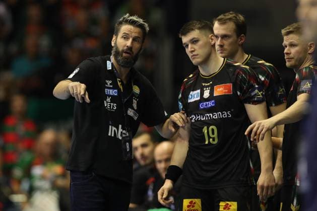 25 09 2025, xtgx, Handball, EHF Champions League, SC Magdeburg Wisla Plock v l Bennet Wiegert Magdeburg, Coach , Elvar Orn Jonsson Magdeburg, 19 gives instructions, gestures with arms, gesticulates, gives instructions Magdeubrg