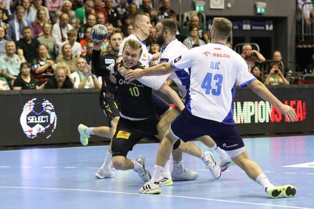 25 09 2025, xtgx, Handball, EHF Champions League, SC Magdeburg Wisla Plock v l Gisli Thorgeir Kristjansson Magdeburg, 10 , Zoltan Szita Plock, 49 duel, duel, fight, tackle Magdeubrg