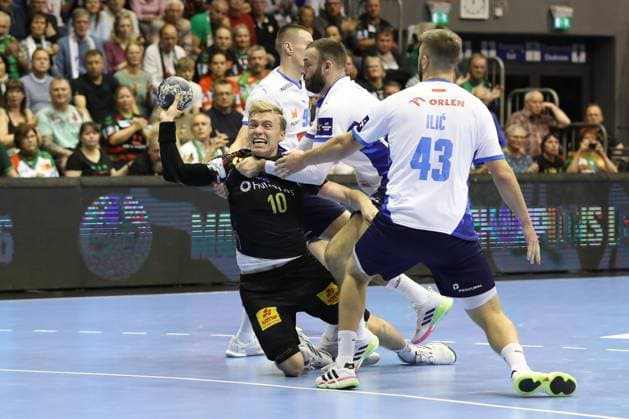 25 09 2025, xtgx, Handball, EHF Champions League, SC Magdeburg Wisla Plock v l Gisli Thorgeir Kristjansson Magdeburg, 10 , Zoltan Szita Plock, 49 duel, duel, fight, tackle Magdeubrg