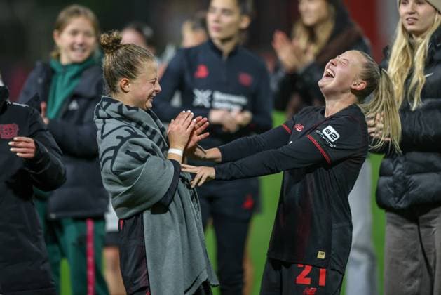 DEU, Leverkusen, Bayer Leverkusen v Eintracht Frankfurt, Google Pixel Bundesliga, DFB, Saison 2526, Ulrich Haberland Stadion, 4 Spieltag, im Bild Leverkusen gewinnt nach Tor mit 2 1 gegen Eintracht Frankfurt, Freude und Jubel, Vanessa Fudalla Bayer Leverkusen 21 und Kristin Kögel Bayer Leverkusen 11 DFB DFL REGULATIONS PROHIBIT ANY USE OF PHOTOGRAPHS AS IMAGE SEQUENCES AND OR QUASI VIDEO, 25 09 2025, Copyright: HMBxMedia HendrikxHamelau