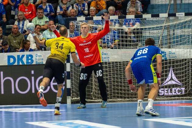 Kai Haefner, right back, TVB Stuttgart 34 , Bertram Obling, goalkeeper, VfL Gummersbach 16 , Å tÄpan Zeman, rebounder, VfL Gummersbach 66VfL Gummersbach vs TVB 1898 Stuttgart, Daikin Handball Bundesliga, Men , Matchday 6, 25 09 2025 Gummersbach NRW Germany Copyright: xkolbert-press MartinxWdziecznyx