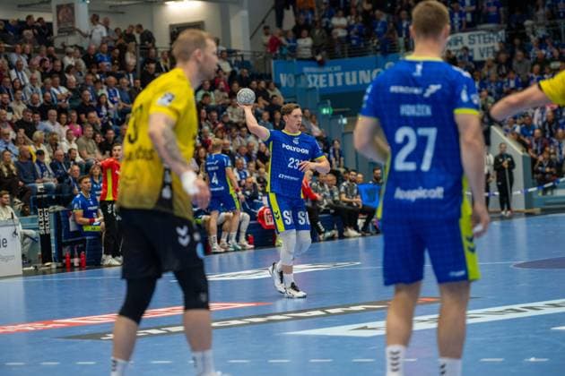 Ole Pregler, backcourt, VfL Gummersbach 23 , Kristjan Horžen, rebounder, VfL Gummersbach 27 , VfL Gummersbach vs TVB 1898 Stuttgart, Daikin Handball Bundesliga, Men , Matchday 6, 25 09 2025 Gummersbach NRW Germany Copyright: xkolbert-press MartinxWdziecznyx