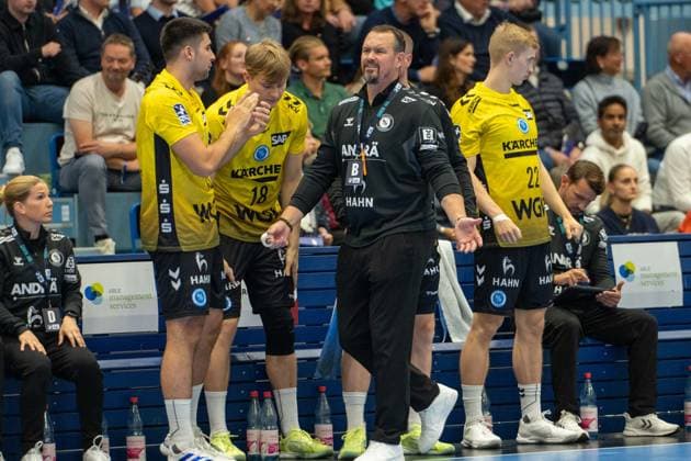 Misha Kaufmann, Head Coach, TVB Stuttgart , Linus Schmid, TVB Stuttgart 18 , Torben Matzken, Center Back,, TVB Stuttgart 22 , VfL Gummersbach vs TVB 1898 Stuttgart, Daikin Handball Bundesliga, Men , Matchday 6, 25 09 2025 Gummersbach NRW Germany Copyright: xkolbert-press MartinxWdziecznyx