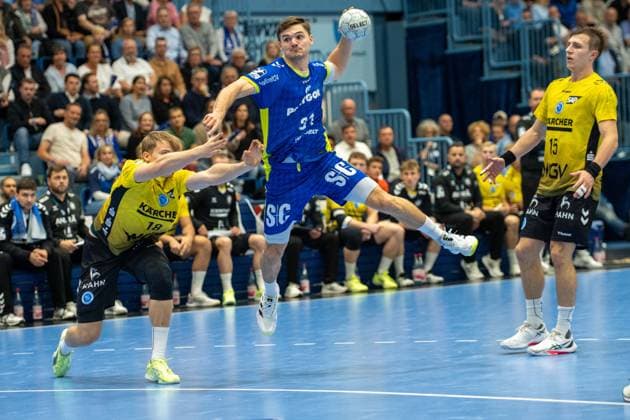 Linus Schmid, TVB Stuttgart 18 , Joao Gomes, backcourt, VfL Gummersbach 3 , Simone Mengon, center back, TVB Stuttgart 15 , VfL Gummersbach vs TVB 1898 Stuttgart, Daikin Handball Bundesliga, Men , Matchday 6, 25 09 2025 Gummersbach NRW Germany Copyright: xkolbert-press MartinxWdziecznyx