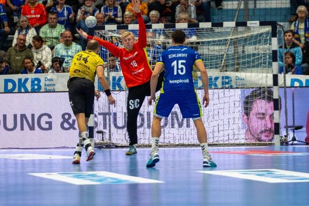 Kai Haefner, right back, TVB Stuttgart 34 , Bertram Obling, goalkeeper, VfL Gummersbach 16 , Miro Schluroff, back, VfL Gummersbach 15 , VfL Gummersbach vs TVB 1898 Stuttgart, Daikin Handball Bundesliga, Men , Matchday 6, 25 09 2025 Gummersbach NRW Germany Copyright: xkolbert-press MartinxWdziecznyx
