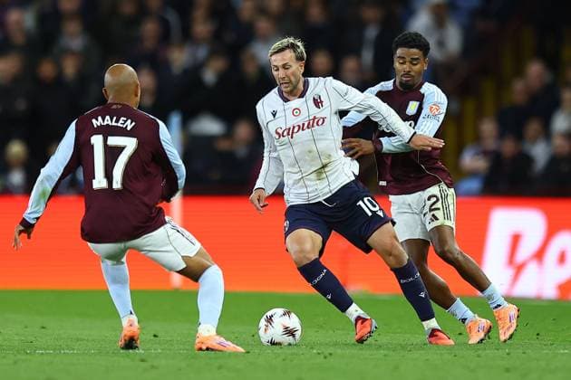 Federico Bernardeschi of Bologna competes for the ball with Ian Maatsen of Aston Villa Aston Villa v Bologna, UEFA Europa League, Football, Villa Park, Birmingham, UK - 25 Sep 2025Birmingham Villa Park United Kingdom EDITORIAL USE ONLY No use with unauthorised audio, video, data, fixture lists, club league logos or live services. Online in-match use limited to 120 images, no video emulation. No use in betting, games or single club league player publications. Copyright: xMichaelxZemanek Shutterstockx 15498609av
