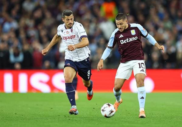 Emiliano Buendia of Aston Villa and Remo Freuler of Bologna Aston Villa v Bologna, UEFA Europa League, Football, Villa Park, Birmingham, UK - 25 Sep 2025Birmingham Villa Park United Kingdom EDITORIAL USE ONLY No use with unauthorised audio, video, data, fixture lists, club league logos or live services. Online in-match use limited to 120 images, no video emulation. No use in betting, games or single club league player publications. Copyright: xMichaelxZemanek Shutterstockx 15498609bc
