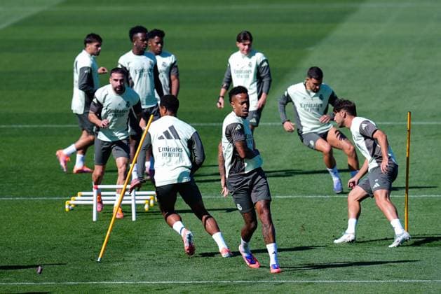 September 26, 2025, Valdebebas, Madrid, Spain: Eder Militao of Real Madrid CF warms up during the training day of Real Madrid ahead the Spanish League, LaLiga EA Sports, football match against Atletico de Madrid at Ciudad Deportiva Real Madrid on September 26, 2025, in Valdebebas, Madrid, Spain. Valdebebas Spain - ZUMAa181 20250926_zaa_a181_005 Copyright: xDennisxAgyemanx