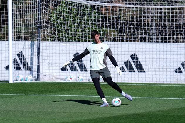 September 26, 2025, Valdebebas, Madrid, Spain: Thibaut Courtois of Real Madrid CF warms up during the training day of Real Madrid ahead the Spanish League, LaLiga EA Sports, football match against Atletico de Madrid at Ciudad Deportiva Real Madrid on September 26, 2025, in Valdebebas, Madrid, Spain. Valdebebas Spain - ZUMAa181 20250926_zaa_a181_026 Copyright: xDennisxAgyemanx