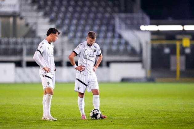 from left Luca De Meester SVS, 11 , Niklas Tarnat SVS, 6 , player of SV Sandhausen SVS , looking disappointed, disappointment, frustration, disappointed, pessimistic, action, action scene, 26 09 2025, Sandhausen Germany , Soccer, Regionalliga Südwest, SV Sandhausen Kickers Offenbach xozx