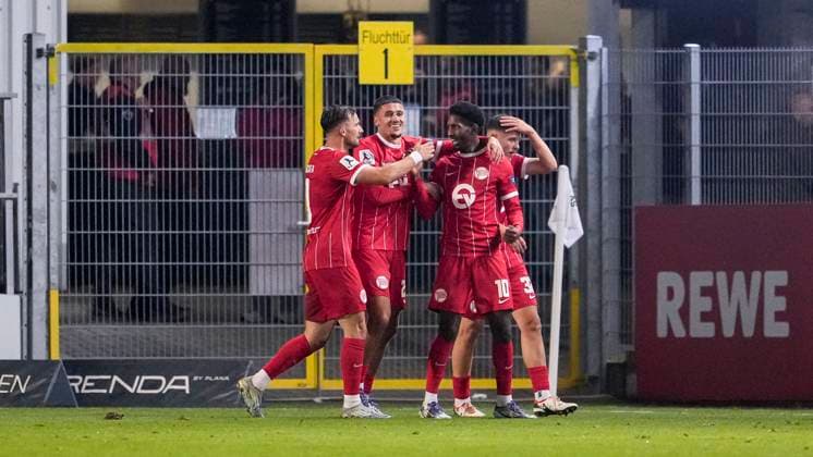 Players of Kickers Offenbach, celebrate the goal, celebrate the goal, goal, celebration, cheers about the goal, rejoicing, joy, rejoices, optimistic, positive, game scene, highlight, action, 26 09 2025, Sandhausen Germany , Football, Regionalliga Südwest, SV Sandhausen Kickers Offenbach xozx
