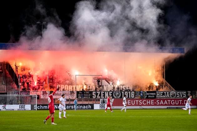 Die Fans vom SV Sandhausen zünden in der Fankurve Pyrotechnik, Stimmung im Stadion, Atmosphäre, Pyro, Pyros, Ultras, Zuschauer, Fanblock, Chaoten, Bengalo, Bengalos, Feuerwerk, flare, 26.09.2025, Sandhausen (Deutschland), Fussball, Regionalliga Südwest, SV Sandhausen - Kickers Offenbach xozx