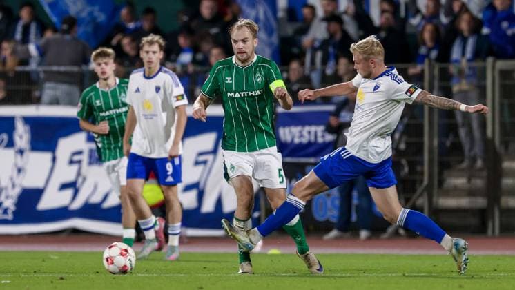 from left Cimo Röcker SV Werder Bremen II, 5 and Marvin Eilerts BSV Kickers Emden, 11 in duel, duel, dynamics, action, action, match scene, 26 09 2025, Bremen Germany , Soccer, Regionalliga Nord, SV Werder Bremen II BSV Kickers Emden xobx