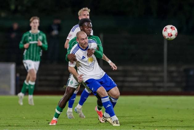 from left Jarno Janssen BSV Kickers Emden, 28 and Princewell Mbock SV Werder Bremen II, 18 in duel, duel, dynamics, action, action, match scene, 26 09 2025, Bremen Germany , Soccer, Regionalliga Nord, SV Werder Bremen II BSV Kickers Emden xobx