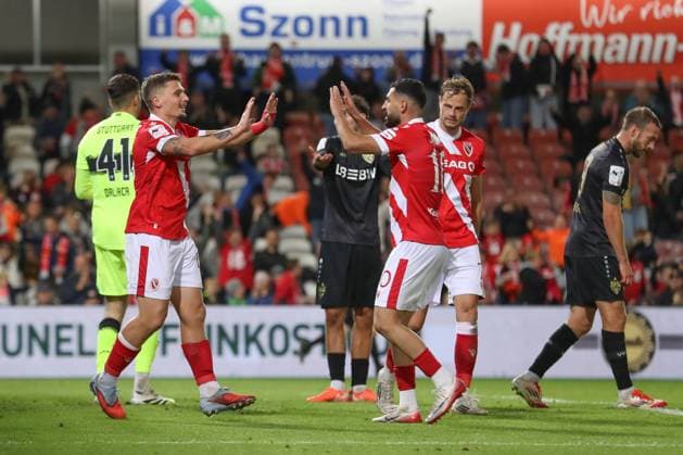 26 09 2025, xtgx, Fußball 3 Liga, FC Energie Cottbus VfB Stuttgart II emspor, v l Erik Engelhardt Cottbus, 18 , TOlgay Cigerci Cottbus, 10 Jubel, Torjubel, jubelt ueber das Tor, celebrate the goal, celebration DFL DFB REGULATIONS PROHIBIT ANY USE OF PHOTOGRAPHS as IMAGE SEQUENCES and or QUASI VIDEO Cottbus