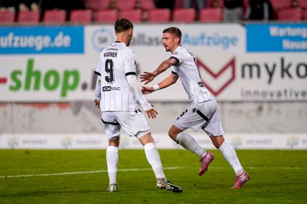 from left Maximilian Wagner SVS, 9 , scorer Niklas Tarnat SVS, 6 , players of SV Sandhausen SVS , celebrate the goal, celebrate the goal, goal, celebration, rejoicing, joy, rejoices, optimistic, positive, game scene, highlight, action, 26 09 2025, Sandhausen Germany , Football, Regionalliga Südwest, SV Sandhausen Kickers Offenbach xozx