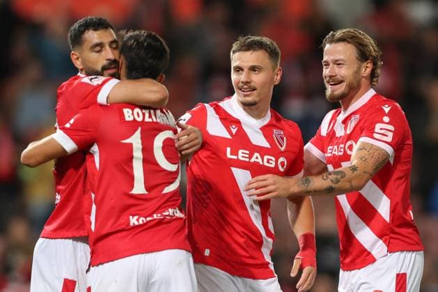 26 09 2025, xtgx, Fußball 3 Liga, FC Energie Cottbus VfB Stuttgart II emspor, v l TOlgay Cigerci Cottbus, 10 , Jannis Boziaris Cottbus, 10 , Erik Engelhardt Cottbus, 18 , Henry Rorig Cottbus, 3 Jubel, Torjubel, jubelt ueber das Tor, celebrate the goal, celebration DFL DFB REGULATIONS PROHIBIT ANY USE OF PHOTOGRAPHS as IMAGE SEQUENCES and or QUASI VIDEO Cottbus