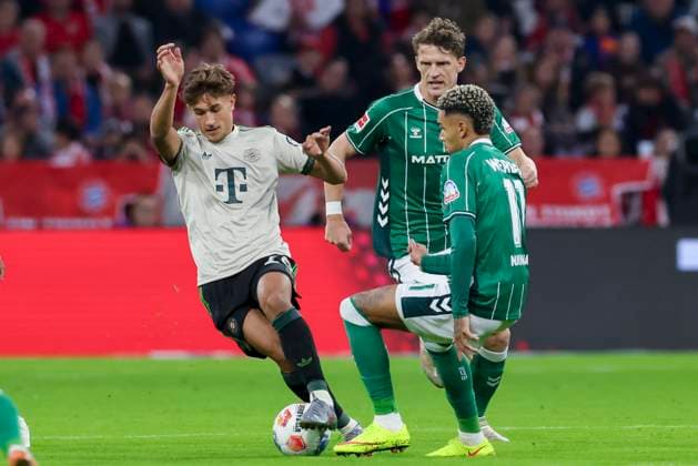 Tom Bischof (FC Bayern Muenchen), Senne Lynen (Werder Bremen) und Justin Njinmah (Werder Bremen) kaempfen um den Ball, Bundesliga, FC Bayern München v SV Werder Bremen, Allianz Arena am 26. September 2025 in München, Deutschland. (Foto von Marco Steinbrenner DeFodi Images) Tom Bischof (FC Bayern Muenchen), Senne Lynen (Werder Bremen) und Justin Njinmah (Werder Bremen) battle for the ball, Bundesliga, FC Bayern München v SV Werder Bremen, Allianz Arena, September 26, 2025 in München, Germany. (Photo by Marco Steinbrenner DeFodi Images) DFL regulations prohibit any use of photographs as image sequences and or quasi-video. Tom Bischof FC Bayern Muenchen , Senne Lynen Werder Bremen and Justin Njinmah Werder Bremen battle for the ball, Bundesliga, FC Bayern München v SV Werder Bremen, Allianz Arena, September 26, 2025 in Munich, Germany Photo by Marco Steinbrenner DeFodi Images Tom Bischof FC Bayern Muenchen , Senne Lynen Werder Bremen and Justin Njinmah Werder Bremen battle for the ball, Bundesliga, FC Bayern München v SV Werder Bremen, Allianz Arena, September 26, 2025 in München, Germany Photo by Marco Steinbrenner DeFodi Images DFL regulations prohibit any use of photographs as image sequences and or quasi video