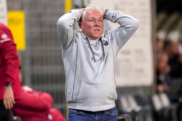 Olaf Janßen (Janssen, Trainer, Cheftrainer, SVS), Einzelbild, Einzelfoto, Aktion, Action, enttäuscht schauend, Enttäuschung, Frustration, disappointed, pessimistisch, 26.09.2025, Sandhausen (Deutschland), Fussball, Regionalliga Südwest, SV Sandhausen - Kickers Offenbach xozx