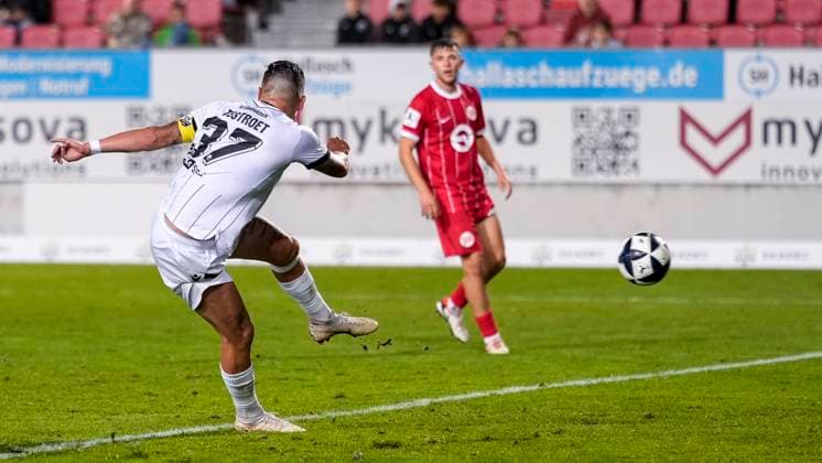 Goalscorer Pascal Testroet SVS, 37 , player of SV Sandhausen SVS , scores the goal to 4 3, goal, goal success, highlight, action, action scene, 26 09 2025, Sandhausen Germany , football, Regionalliga Südwest, SV Sandhausen Kickers Offenbach xozx
