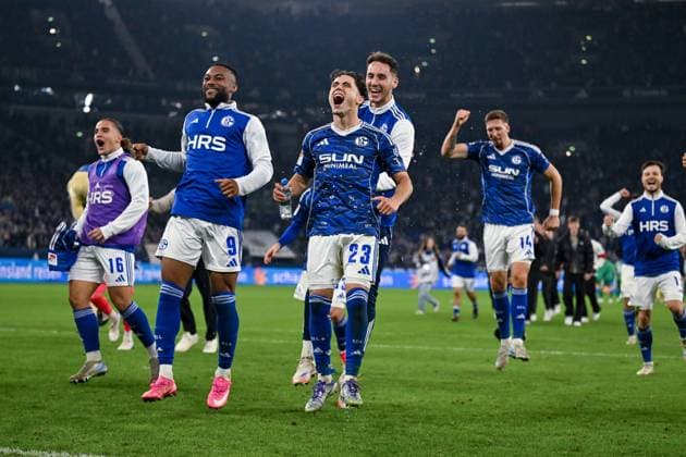 26 09 2025, Football, 2 Bundesliga, Season 2025 2026, Matchday 7, FC Schalke 04 SpVgg Greuther Fürth, FC Schalke 04 is happy about the home win, Moussa Sylla FC Schalke 04 , Soufiane El Faouzi FC Schalke 04 , Goalkeeper Justin Heekeren FC Schalke 04 , xRHR PHOTO YYx Copyright: KROEGER RHR-FOTOx RHR-FOTO YY