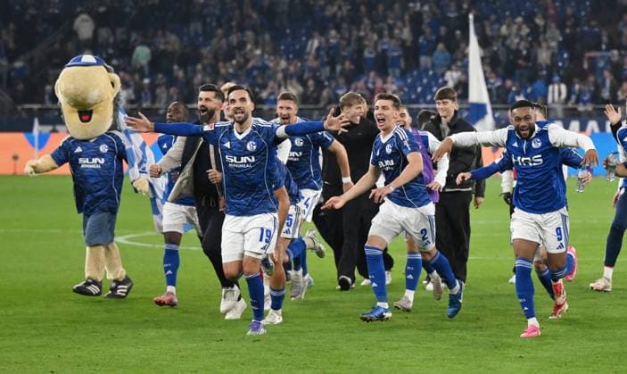 Schalke cheering after the match, from left , Coach Miron Muslic FC Schalke 04 , Kenan Karaman FC Schalke 04 , Janik Bachmann FC Schalke 04 , Felipe Sanchez Schalke 04 , Moussa Sylla FC Schalke 04 26 09 2025, Soccer 2 Bundesliga, Season 2025 2026, Matchday 7, FC Schalke 04 SpVgg Greuther Fürth DFL regulations prohibit any use of photographs as image sequences and or quasi video Gelsenkirchen Veltins Arena Nordrhein Westfalen Germany Team2