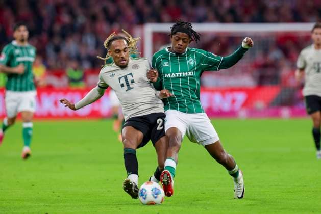 Sacha Boey (FC Bayern Muenchen) und Samuel Mbangula (Werder Bremen) kaempfen um den Ball, Bundesliga, FC Bayern München v SV Werder Bremen, Allianz Arena am 26. September 2025 in München, Deutschland. (Foto von Marco Steinbrenner DeFodi Images) Sacha Boey (FC Bayern Muenchen) und Samuel Mbangula (Werder Bremen) battle for the ball, Bundesliga, FC Bayern München v SV Werder Bremen, Allianz Arena, September 26, 2025 in München, Germany. (Photo by Marco Steinbrenner DeFodi Images) DFL regulations prohibit any use of photographs as image sequences and or quasi-video. Sacha Boey FC Bayern Muenchen and Samuel Mbangula Werder Bremen battle for the ball, Bundesliga, FC Bayern München v SV Werder Bremen, Allianz Arena, September 26, 2025 in Munich, Germany Photo by Marco Steinbrenner DeFodi Images Sacha Boey FC Bayern Muenchen and Samuel Mbangula Werder Bremen battle for the ball, Bundesliga, FC Bayern München v SV Werder Bremen, Allianz Arena, September 26, 2025 in München, Germany Photo by Marco Steinbrenner DeFodi Images DFL regulations prohibit any use of photographs as image sequences and or quasi video