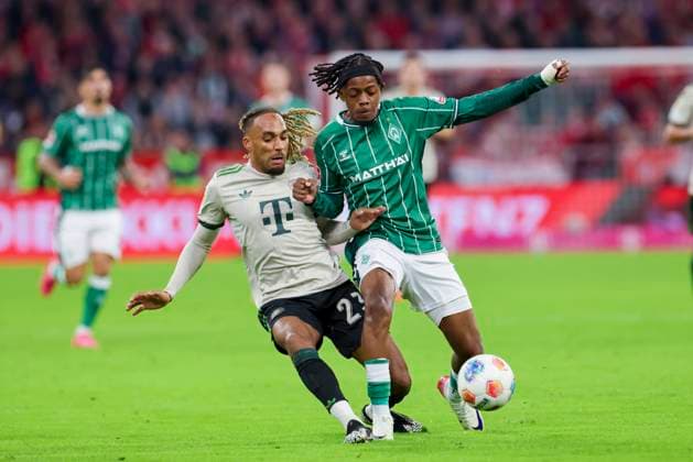 Sacha Boey (FC Bayern Muenchen) und Samuel Mbangula (Werder Bremen) kaempfen um den Ball, Bundesliga, FC Bayern München v SV Werder Bremen, Allianz Arena am 26. September 2025 in München, Deutschland. (Foto von Marco Steinbrenner DeFodi Images) Sacha Boey (FC Bayern Muenchen) und Samuel Mbangula (Werder Bremen) battle for the ball, Bundesliga, FC Bayern München v SV Werder Bremen, Allianz Arena, September 26, 2025 in München, Germany. (Photo by Marco Steinbrenner DeFodi Images) DFL regulations prohibit any use of photographs as image sequences and or quasi-video. Sacha Boey FC Bayern Muenchen and Samuel Mbangula Werder Bremen battle for the ball, Bundesliga, FC Bayern München v SV Werder Bremen, Allianz Arena, September 26, 2025 in Munich, Germany Photo by Marco Steinbrenner DeFodi Images Sacha Boey FC Bayern Muenchen and Samuel Mbangula Werder Bremen battle for the ball, Bundesliga, FC Bayern München v SV Werder Bremen, Allianz Arena, September 26, 2025 in München, Germany Photo by Marco Steinbrenner DeFodi Images DFL regulations prohibit any use of photographs as image sequences and or quasi video