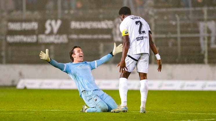 from left Lukas Schneller goalkeeper, SVS, 31 , Kwabe Schulz SVS, 2 , player of SV Sandhausen SVS , cheering after the final whistle, joy about the victory, winner, winner, cheers, cheering, cheerful, positive, happy, optimistic, highlight, action, action, 26 09 2025, Sandhausen Germany , football, Regionalliga Südwest, SV Sandhausen Kickers Offenbach xozx