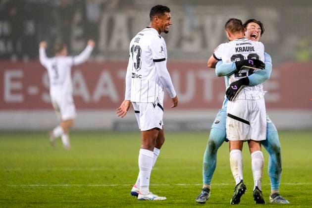 from left Yannick Osee SVS, 13 , Robin Krauße Krausse, SVS, 22 , Lukas Schneller goalkeeper, SVS, 31 , players of SV Sandhausen SVS , cheering after the final whistle, joy about the victory, winner, winner, cheers, cheering, cheerful, positive, happy, happy, optimistic, highlight, action, 26 09 2025, Sandhausen Germany , football, Regionalliga Südwest, SV Sandhausen Kickers Offenbach xozx
