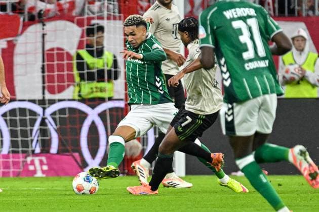 GER, Bayern, Muenchen, Fußball, FC Bayern Muenchen SV Werder Bremen, in der Allianz Arena, Muenchen, Bundesliga, 5 Spieltag, 26 09 25, v l Justin Njinmah SV Werder Bremen, 11 , Serge Gnabry FC Bayern Muenchen, 7 , im Zweikampf DFL DFB regulations prohibit any use of photographs as image sequences and or quasi video, Copyright: HMB-Media MichaelxNibel