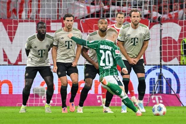 GER, Bayern, Muenchen, Fußball, FC Bayern Muenchen SV Werder Bremen, in der Allianz Arena, Muenchen, Bundesliga, 5 Spieltag, 26 09 25, v l Dayot Upamecano FC Bayern Muenchen, 2 , Leon Goretzka FC Bayern Muenchen, 8 , Jonathan Tah FC Bayern Muenchen, 4 , Romano Schmid SV Werder Bremen, 20 , Harry Kane FC Bayern Muenchen, 9 , Freistoss, Mauer DFL DFB regulations prohibit any use of photographs as image sequences and or quasi video, Copyright: HMB-Media MichaelxNibel