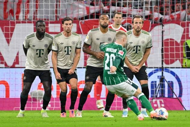 GER, Bayern, Muenchen, Fußball, FC Bayern Muenchen SV Werder Bremen, in der Allianz Arena, Muenchen, Bundesliga, 5 Spieltag, 26 09 25, v l Dayot Upamecano FC Bayern Muenchen, 2 , Leon Goretzka FC Bayern Muenchen, 8 , Jonathan Tah FC Bayern Muenchen, 4 , Romano Schmid SV Werder Bremen, 20 , Harry Kane FC Bayern Muenchen, 9 , Freistoss, Mauer DFL DFB regulations prohibit any use of photographs as image sequences and or quasi video, Copyright: HMB-Media MichaelxNibel