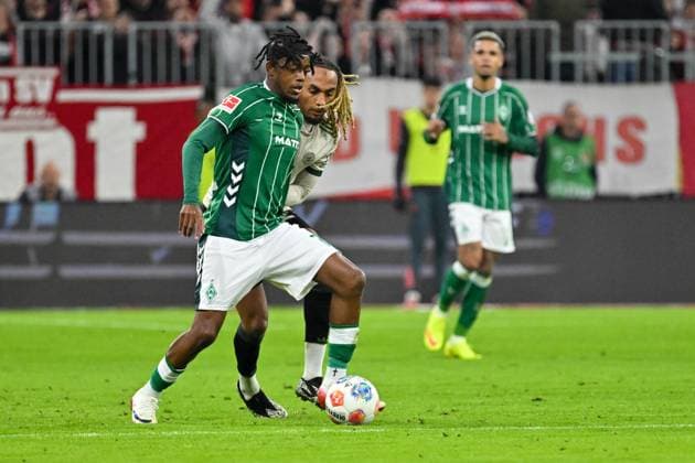 GER, Bayern, Muenchen, Fußball, FC Bayern Muenchen SV Werder Bremen, in der Allianz Arena, Muenchen, Bundesliga, 5 Spieltag, 26 09 25, v l Samuel Mbanglua SV Werder Bremen, 7 , Sascha Boey FC Bayern Muenchen, 23 , im Zweikampf DFL DFB regulations prohibit any use of photographs as image sequences and or quasi video, Copyright: HMB-Media MichaelxNibel