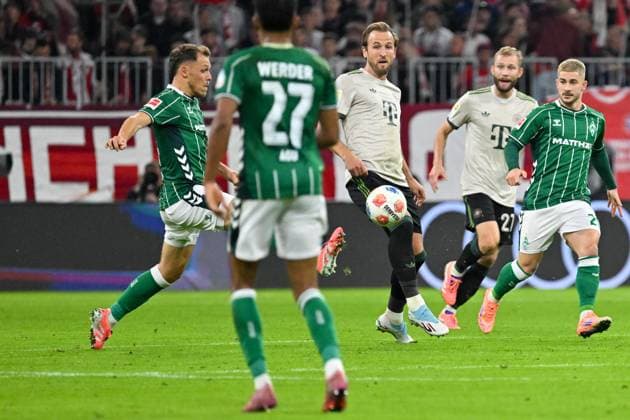 GER, Bayern, Muenchen, Fußball, FC Bayern Muenchen SV Werder Bremen, in der Allianz Arena, Muenchen, Bundesliga, 5 Spieltag, 26 09 25, v l Senne Lynen SV Werder Bremen, 14 , Harry Kane FC Bayern Muenchen, 9 , im Zweikampf, Hoher Ball DFL DFB regulations prohibit any use of photographs as image sequences and or quasi video, Copyright: HMB-Media MichaelxNibel