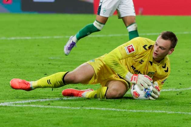 Torhueter Karl Hein (Werder Bremen) kontrolliert den Ball, Bundesliga, FC Bayern München v SV Werder Bremen, Allianz Arena am 26. September 2025 in München, Deutschland. (Foto von Marco Steinbrenner DeFodi Images) Torhueter Karl Hein (Werder Bremen) controls the ball, Bundesliga, FC Bayern München v SV Werder Bremen, Allianz Arena, September 26, 2025 in München, Germany. (Photo by Marco Steinbrenner DeFodi Images) DFL regulations prohibit any use of photographs as image sequences and or quasi-video. Torhueter Karl Hein Werder Bremen controls the ball, Bundesliga, FC Bayern München v SV Werder Bremen, Allianz Arena on September 26, 2025 in Munich, Germany Photo by Marco Steinbrenner DeFodi Images Torhueter Karl Hein Werder Bremen controls the ball, Bundesliga, FC Bayern München v SV Werder Bremen, Allianz Arena, September 26, 2025 in Munich, Germany Photo by Marco Steinbrenner DeFodi Images DFL regulations prohibit any use of photographs as image sequences and or quasi video