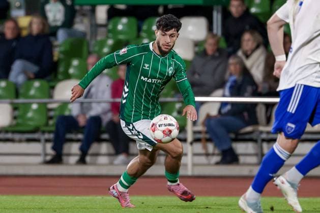 Safa Yildirim SV Werder Bremen II, 7 on the ball, single image, full body, action, action, match scene, 26 09 2025, Bremen Germany , Soccer, Regionalliga Nord, SV Werder Bremen II BSV Kickers Emden xobx