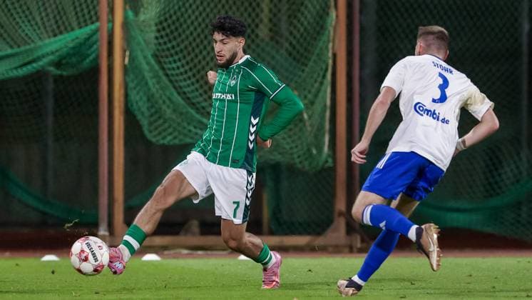 from left Safa Yildirim SV Werder Bremen II, 7 and Julian Stöhr BSV Kickers Emden, 3 in duel, duel, dynamics, action, action, match scene, 26 09 2025, Bremen Germany , Soccer, Regionalliga Nord, SV Werder Bremen II BSV Kickers Emden xobx