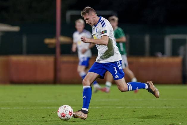 Julian Stöhr BSV Kickers Emden, 3 on the ball, single image, full body, action, action scene, 26 09 2025, Bremen Germany , Soccer, Regionalliga Nord, SV Werder Bremen II BSV Kickers Emden xobx