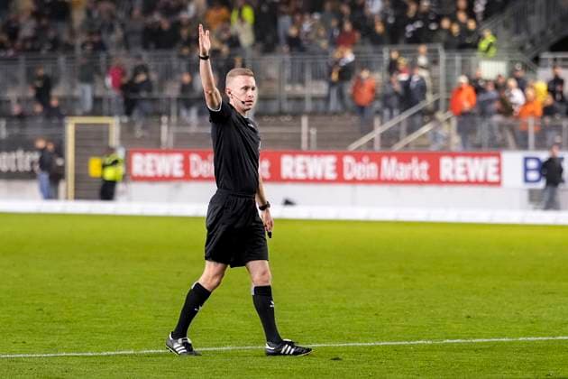 Jason Lieser referee, gives instructions, gestures, gesturing with arms, cropped, full body, single image, single photo, action, action, 26 09 2025, Sandhausen Germany , Soccer, Regionalliga Südwest, SV Sandhausen Kickers Offenbach xozx