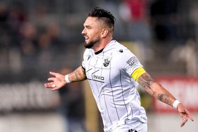 Goalscorer Pascal Testroet SVS, 37 , player of SV Sandhausen SVS , cheers about the goal to 4 3, cheer, cheer, goal celebration, celebrate the goal, goal, celebration, cheers about the goal, joy, joy, rejoices, optimistic, positive, game scene, highlight, single picture, single photo, action, 26 09 2025, Sandhausen Germany , Football, Regionalliga Südwest, SV Sandhausen Kickers Offenbach xozx