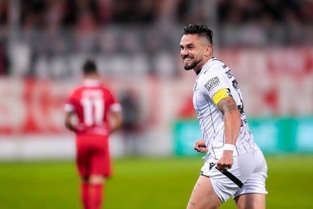 Goalscorer Pascal Testroet SVS, 37 , player of SV Sandhausen SVS , cheers about the goal to 4 3, cheer, cheer, goal celebration, celebrate the goal, goal, celebration, cheers about the goal, joy, joy, rejoices, optimistic, positive, game scene, highlight, single picture, single photo, action, 26 09 2025, Sandhausen Germany , Football, Regionalliga Südwest, SV Sandhausen Kickers Offenbach xozx
