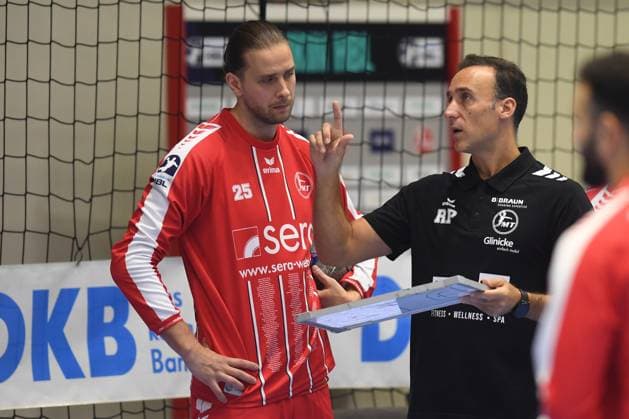Olle Forsell Schefvert MT Melsungen 25 and Roberto Garcia Parrondo Coach MT Melsungen before the match , GER, MT Melsungen Handball Sport Verein Hamburg, Handball, 1 Bundesliga, Matchday 6, Season 2025 2026, 26 09 2025, GER, MT Melsungen HSV Hamburg, Handball, 1 Bundesliga, Matchday 6, Season 2025 2026, 26 09 2025 Kassel Copyright: xEibner-Pressefotox xRolandxSippelx EP_RSL