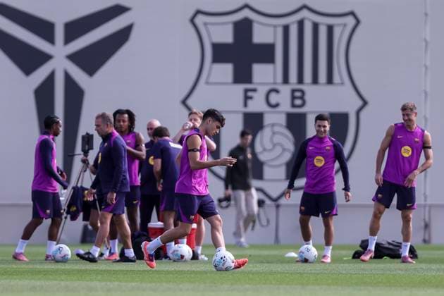 September 27, 2025, Sant Joan Despi, Barcelona, SPAIN: Pedri during the training day of FC Barcelona, Barca ahead the Spanish League, La Liga EA Sports, football match against Real Sociedad at Ciudad Esportiva Joan Gamper on September 27, 2025 in Sant Joan Despi, Barcelona, Spain. Sant Joan Despi SPAIN - ZUMAa181 20250927_zaa_a181_025 Copyright: xJavierxBorregox